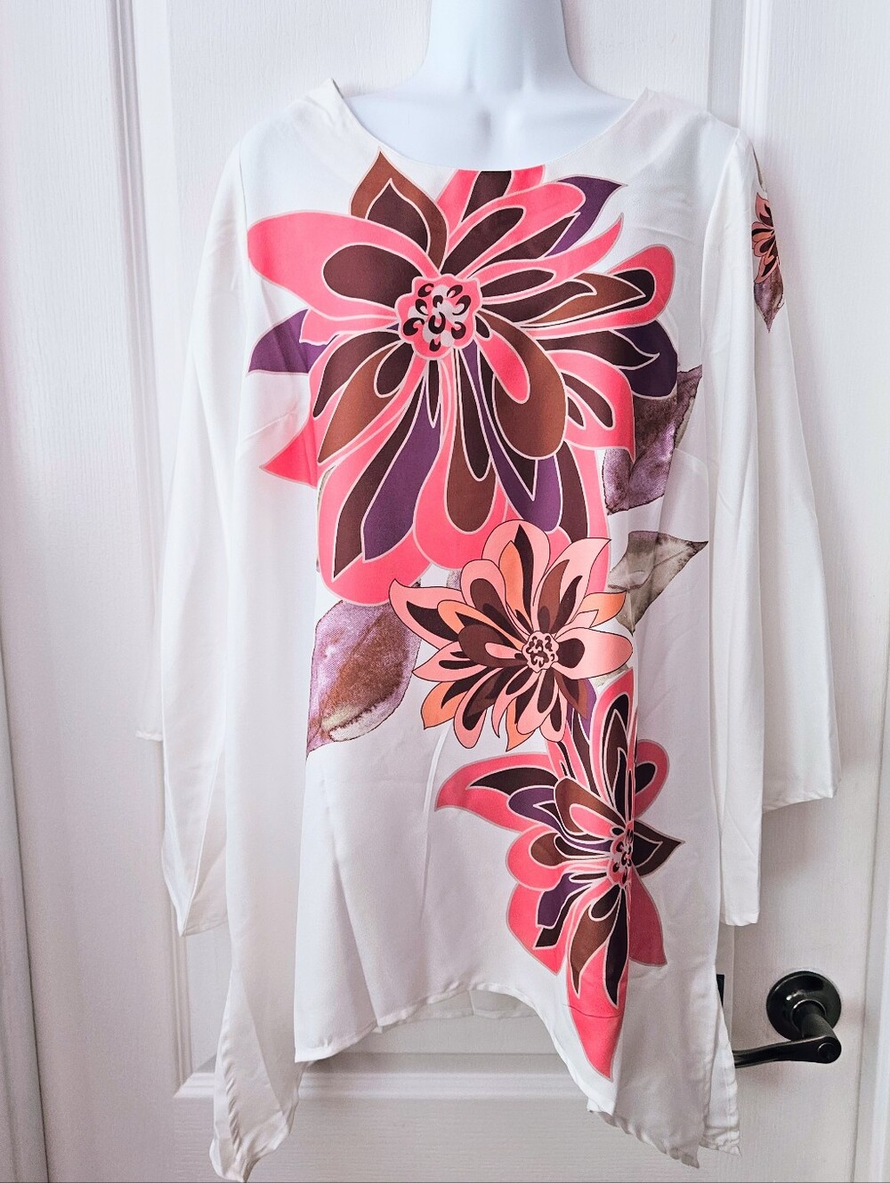 Passport White Floral Tunic Size Medium